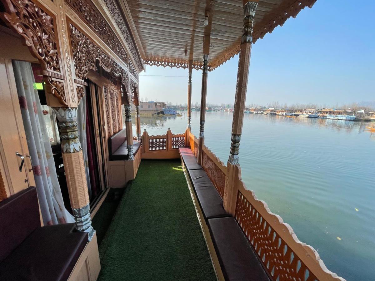 Floating Young Gulshan Houseboat Srīnagar エクステリア 写真