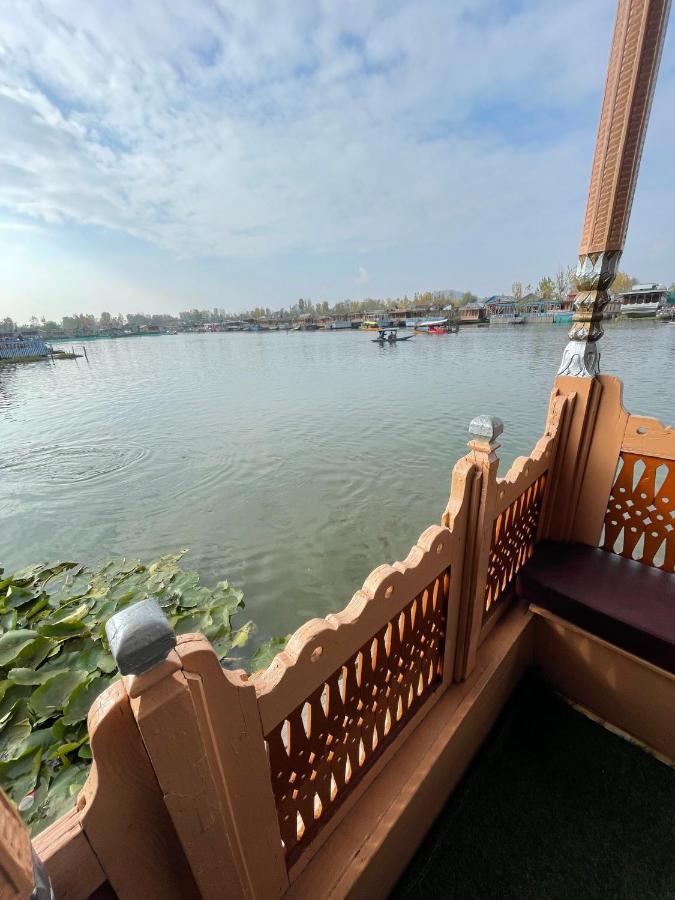 Floating Young Gulshan Houseboat Srīnagar エクステリア 写真