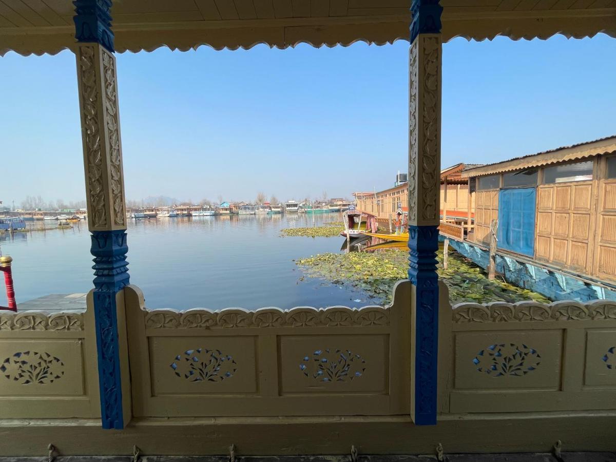 Floating Young Gulshan Houseboat Srīnagar エクステリア 写真