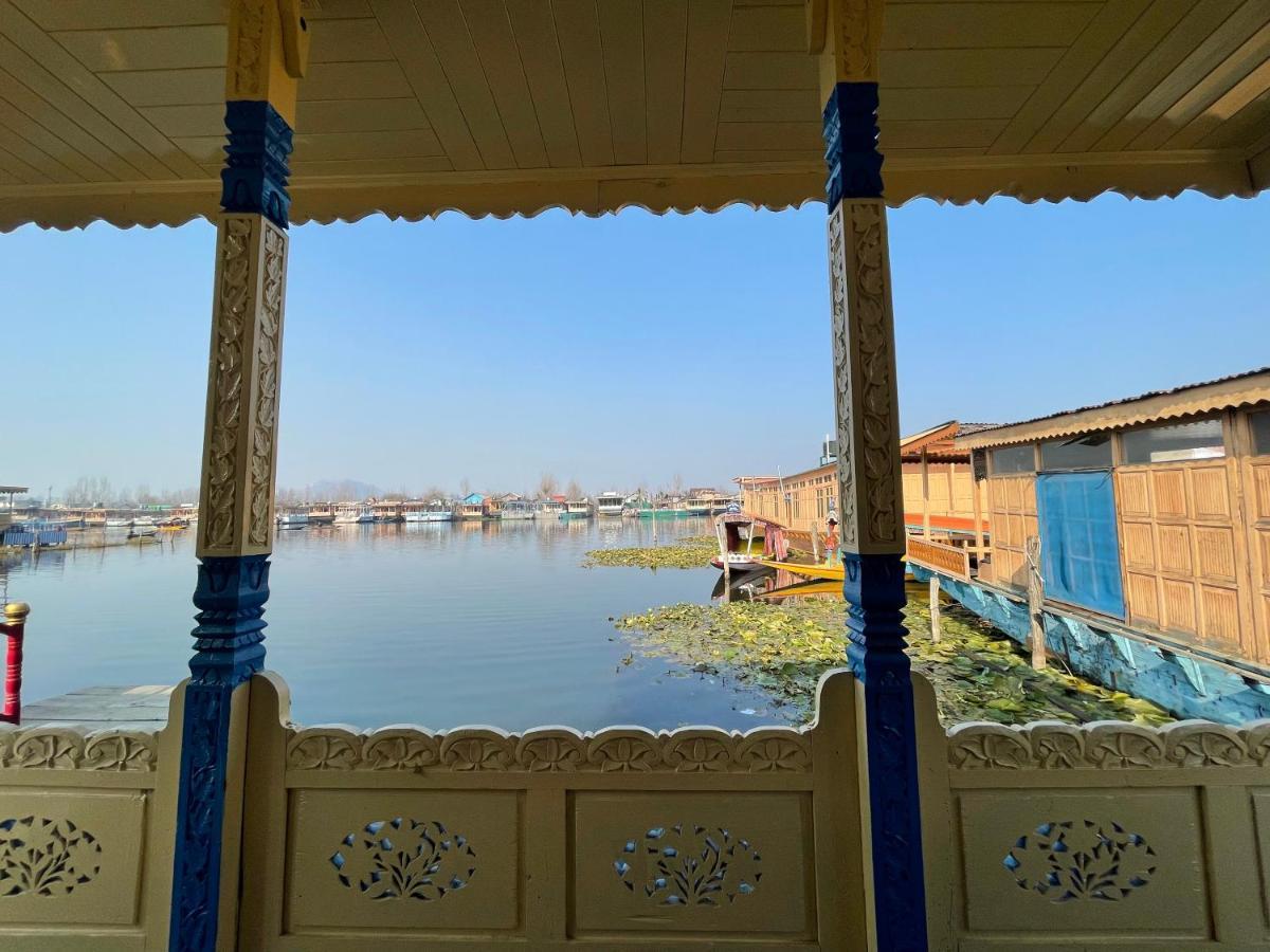 Floating Young Gulshan Houseboat Srīnagar エクステリア 写真