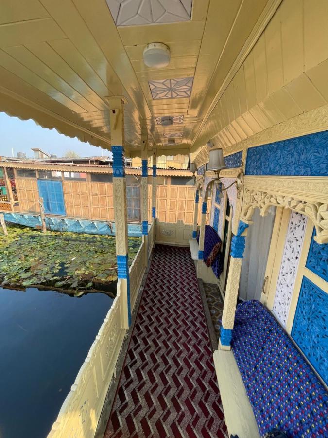 Floating Young Gulshan Houseboat Srīnagar エクステリア 写真