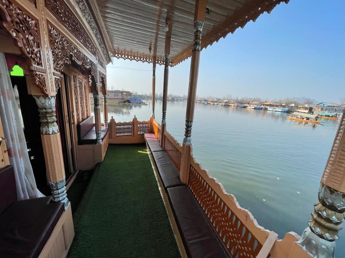 Floating Young Gulshan Houseboat Srīnagar エクステリア 写真