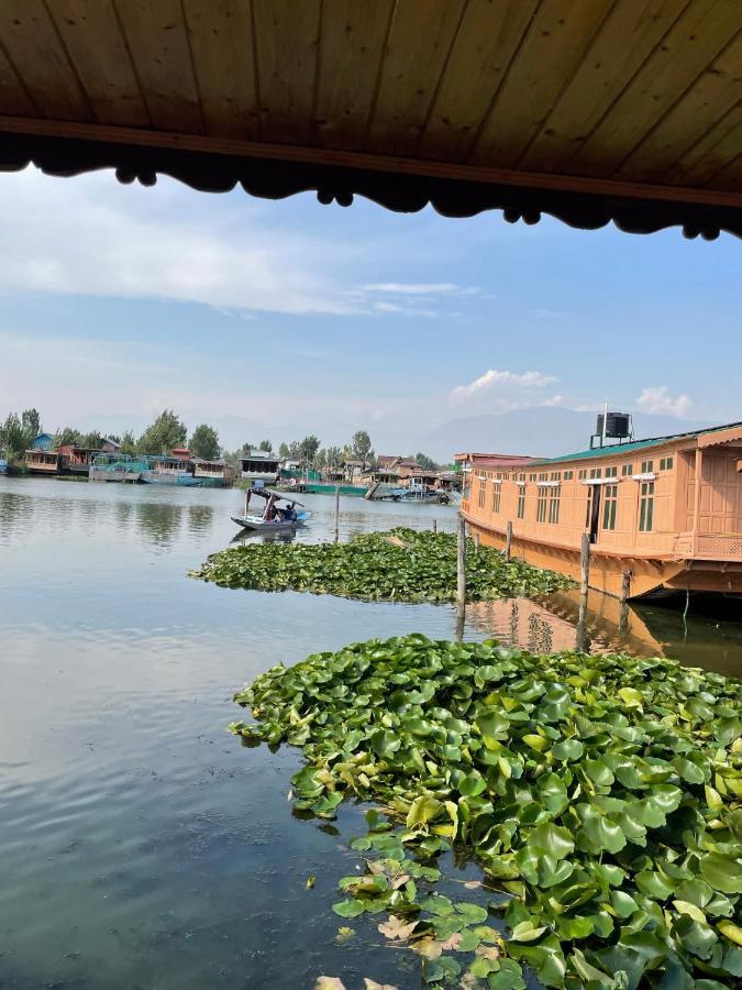 Floating Young Gulshan Houseboat Srīnagar エクステリア 写真