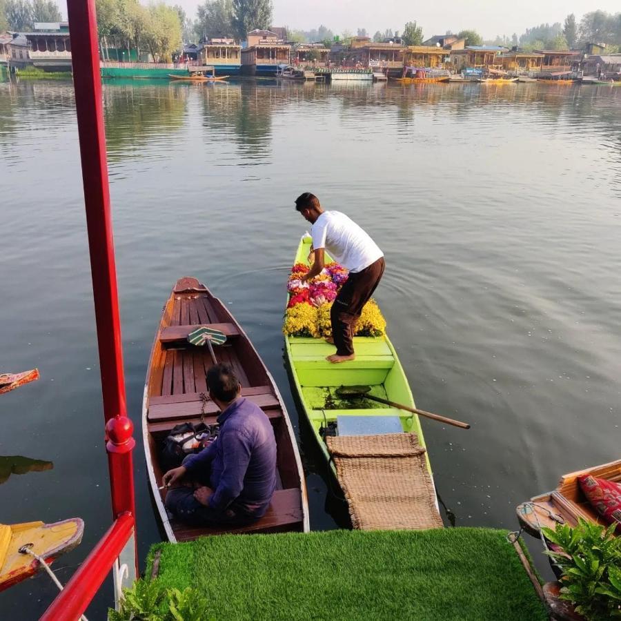 Floating Young Gulshan Houseboat Srīnagar エクステリア 写真