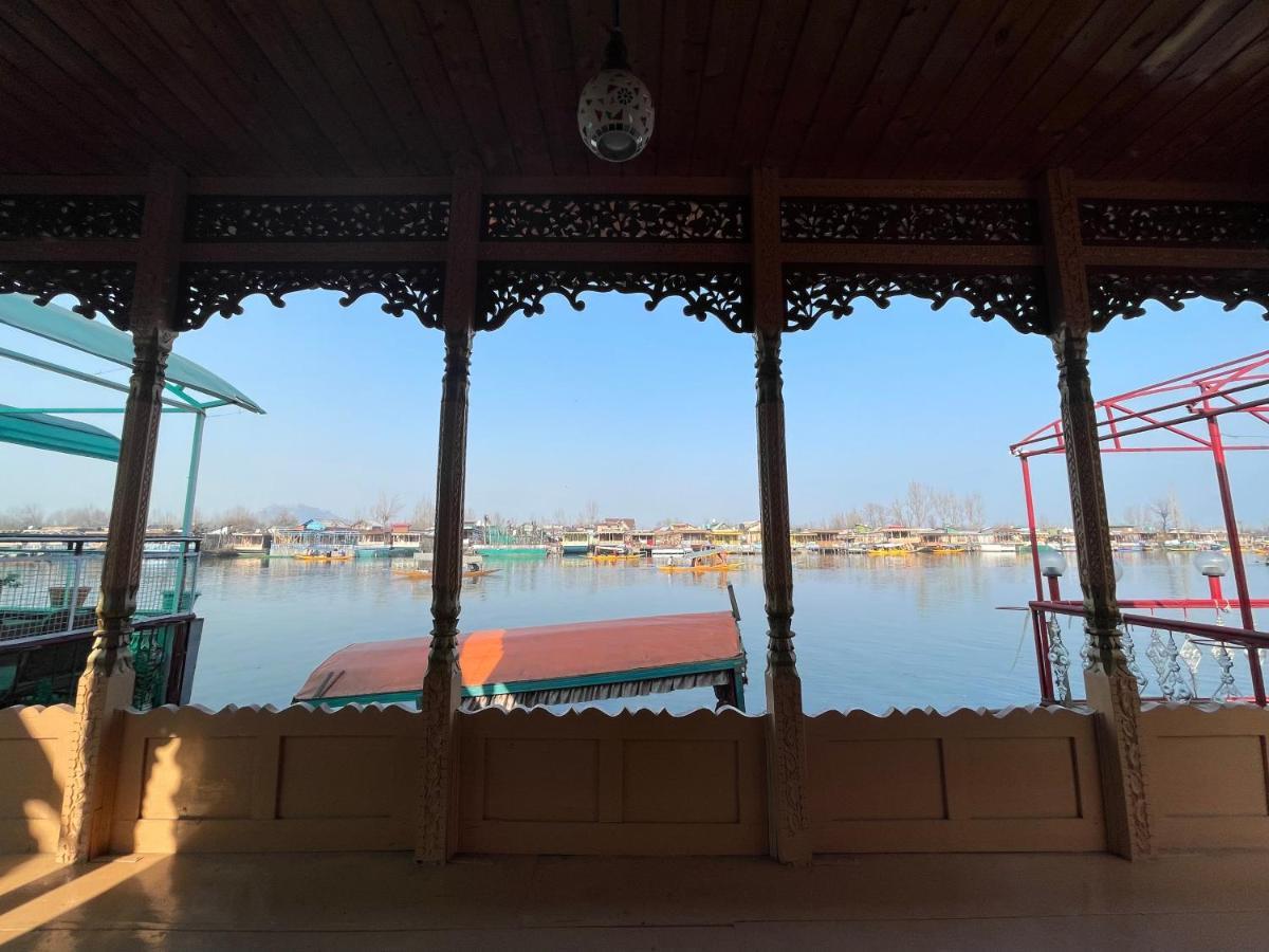 Floating Young Gulshan Houseboat Srīnagar エクステリア 写真