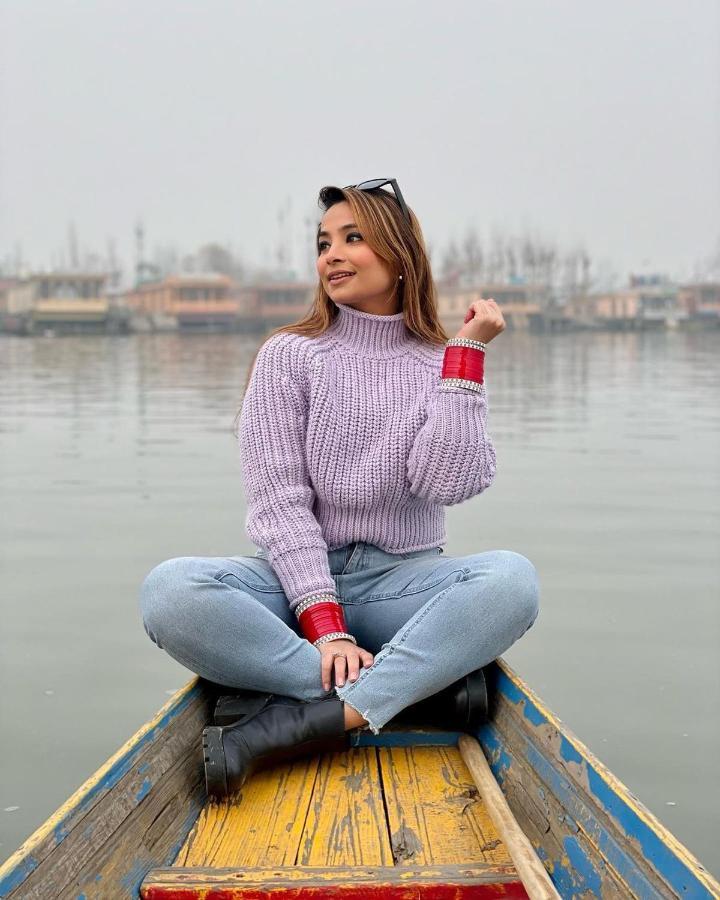 Floating Young Gulshan Houseboat Srīnagar エクステリア 写真