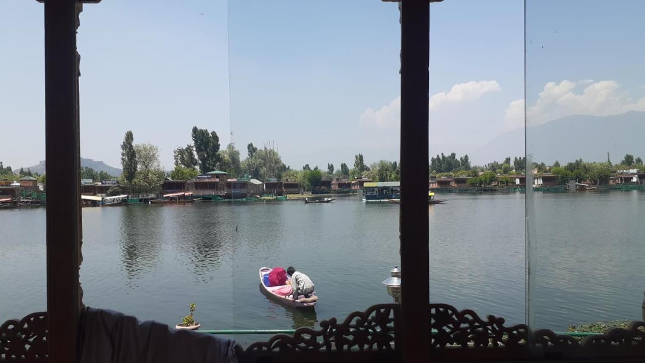 Floating Young Gulshan Houseboat Srīnagar エクステリア 写真